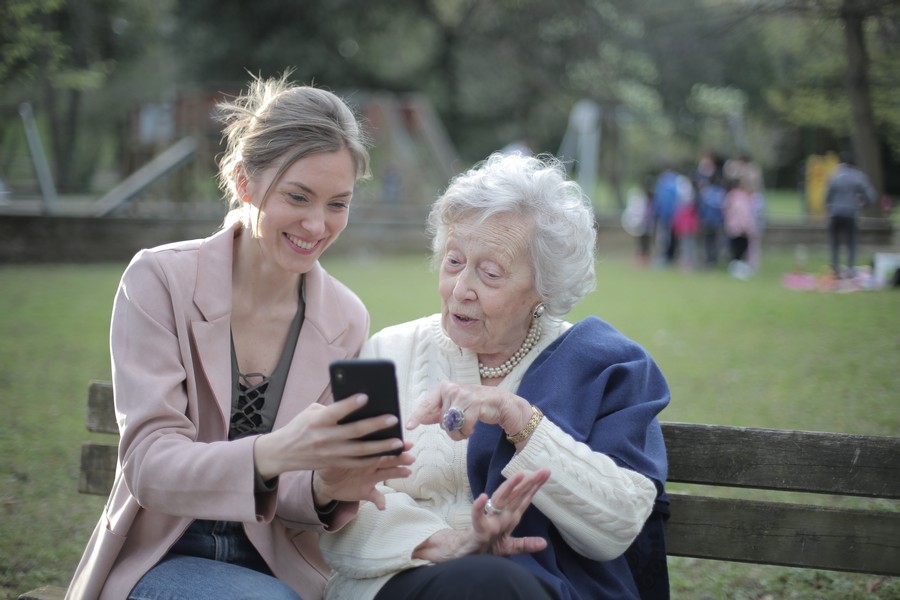 lady-and-girl-in-park-bench lady-and-girl-in-park-bench